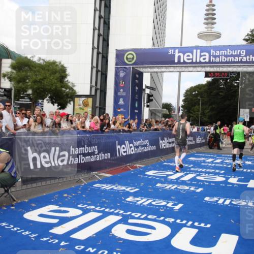 29.06.2025 - hella hamburg halbmarathon Michael Strokosch http://msf.ph/oto/8167074 29.06.2025 10:35:22 Ziel 4944, 7867, 10877, 11898, 12514, 13798, 14789, 15415, 15701, 15773 meine-sportfotos.de