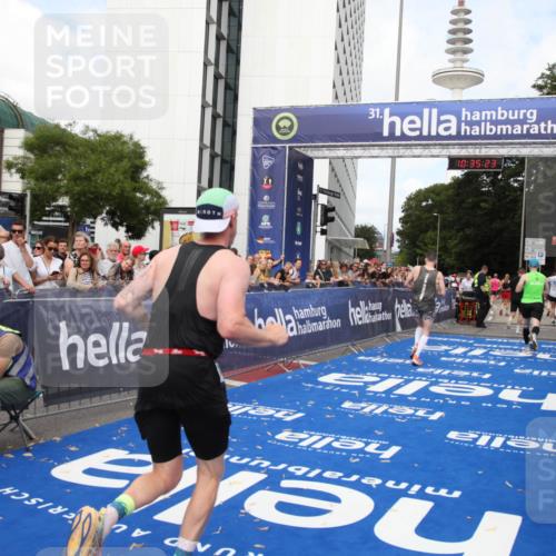 29.06.2025 - hella hamburg halbmarathon Michael Strokosch http://msf.ph/oto/8167099 29.06.2025 10:35:22 Ziel 4944, 7867, 10877, 11898, 12514, 13798, 14789, 15415, 15701, 15773 meine-sportfotos.de