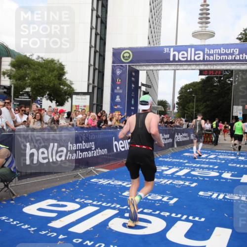 29.06.2025 - hella hamburg halbmarathon Michael Strokosch http://msf.ph/oto/8167113 29.06.2025 10:35:22 Ziel 4944, 7867, 10877, 11898, 12514, 13798, 14789, 15415, 15701, 15773 meine-sportfotos.de