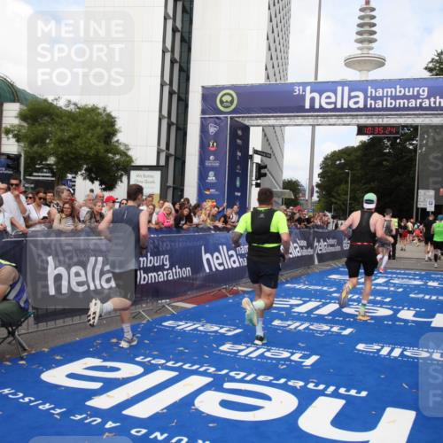 29.06.2025 - hella hamburg halbmarathon Michael Strokosch http://msf.ph/oto/8167134 29.06.2025 10:35:23 Ziel 4944, 7867, 10877, 11898, 12514, 13798, 14789, 15701, 15773 meine-sportfotos.de