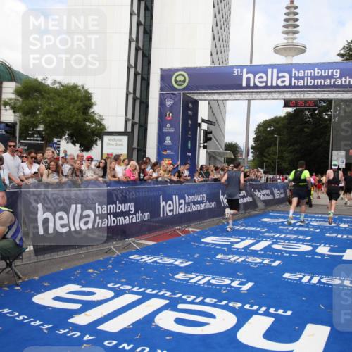 29.06.2025 - hella hamburg halbmarathon Michael Strokosch http://msf.ph/oto/8167173 29.06.2025 10:35:25 Ziel 4944, 7867, 10877, 11898, 13798, 14789, 15390, 15701, 15773, 15931 meine-sportfotos.de