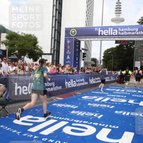 29.06.2025 - hella hamburg halbmarathon Michael Strokosch http://msf.ph/oto/8167189 29.06.2025 10:35:25 Ziel 4944, 7867, 10877, 11898, 13798, 14789, 15390, 15701, 15773, 15931 meine-sportfotos.de