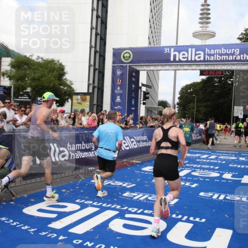 29.06.2025 - hella hamburg halbmarathon Michael Strokosch http://msf.ph/oto/8167201 29.06.2025 10:35:27 Ziel 4944, 10877, 11898, 13798, 14789, 15390, 15701, 15773, 15931, 15959 meine-sportfotos.de