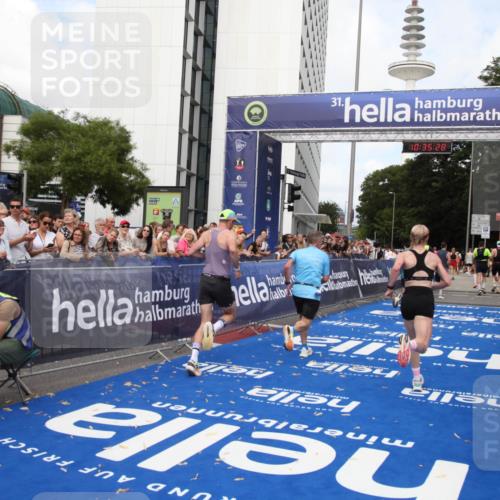 29.06.2025 - hella hamburg halbmarathon Michael Strokosch http://msf.ph/oto/8167220 29.06.2025 10:35:27 Ziel 4944, 10877, 11898, 13798, 14789, 15390, 15701, 15773, 15931, 15959 meine-sportfotos.de