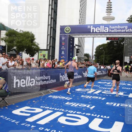 29.06.2025 - hella hamburg halbmarathon Michael Strokosch http://msf.ph/oto/8167229 29.06.2025 10:35:28 Ziel 1889, 4050, 4944, 10771, 10877, 11898, 14789, 15390, 15701, 15931, 15959, 16811 meine-sportfotos.de