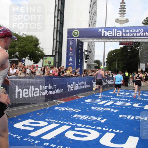 29.06.2025 - hella hamburg halbmarathon Michael Strokosch http://msf.ph/oto/8167242 29.06.2025 10:35:28 Ziel 1889, 4050, 4944, 10771, 10877, 11898, 14789, 15390, 15701, 15931, 15959, 16811 meine-sportfotos.de