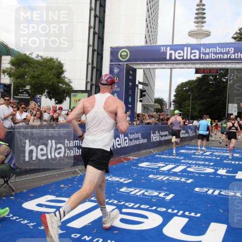 29.06.2025 - hella hamburg halbmarathon Michael Strokosch http://msf.ph/oto/8167252 29.06.2025 10:35:29 Ziel 1889, 4050, 4944, 10771, 10877, 11898, 15390, 15701, 15931, 15959, 16811, 19022 meine-sportfotos.de