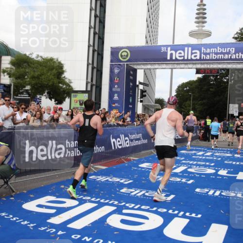 29.06.2025 - hella hamburg halbmarathon Michael Strokosch http://msf.ph/oto/8167262 29.06.2025 10:35:29 Ziel 1889, 4050, 4944, 10771, 10877, 11898, 15390, 15701, 15931, 15959, 16811, 19022 meine-sportfotos.de