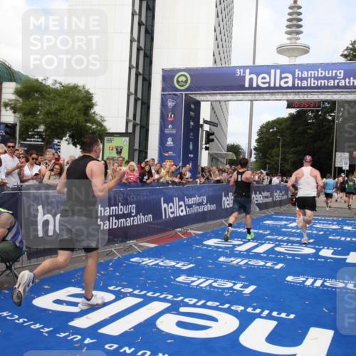 29.06.2025 - hella hamburg halbmarathon Michael Strokosch http://msf.ph/oto/8167272 29.06.2025 10:35:30 Ziel 1889, 4050, 4944, 10771, 10877, 11898, 15390, 15701, 15931, 15959, 16811, 19022 meine-sportfotos.de