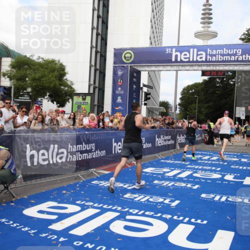 29.06.2025 - hella hamburg halbmarathon Michael Strokosch http://msf.ph/oto/8167325 29.06.2025 10:35:31 Ziel 1344, 1889, 4050, 10771, 10877, 11898, 15390, 15701, 15931, 15959, 16811, 19022 meine-sportfotos.de