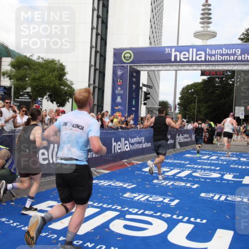 29.06.2025 - hella hamburg halbmarathon Michael Strokosch http://msf.ph/oto/8167336 29.06.2025 10:35:31 Ziel 1344, 1889, 4050, 10771, 10877, 11898, 15390, 15701, 15931, 15959, 16811, 19022 meine-sportfotos.de