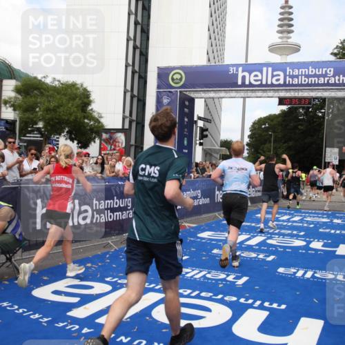 29.06.2025 - hella hamburg halbmarathon Michael Strokosch http://msf.ph/oto/8167345 29.06.2025 10:35:32 Ziel 1344, 1889, 4050, 10771, 15390, 15931, 15959, 16695, 16811, 19022 meine-sportfotos.de