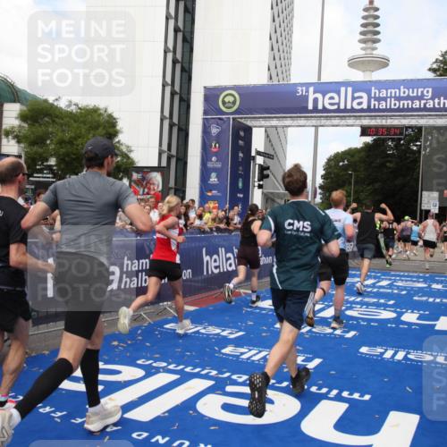 29.06.2025 - hella hamburg halbmarathon Michael Strokosch http://msf.ph/oto/8167362 29.06.2025 10:35:33 Ziel 1344, 1889, 4050, 5269, 10771, 15390, 15931, 15959, 16695, 16811, 17612, 17826, 19022 meine-sportfotos.de