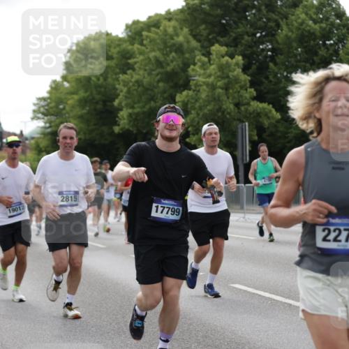 29.06.2025 - hella hamburg halbmarathon Jannik Wohlers http://msf.ph/oto/8167387 29.06.2025 10:21:00 Lombardsbrücke 1028, 1401, 2271, 2635, 2815, 3122, 3770, 3817, 3825, 3826, 4697, 4786, 5373, 5395, 5412, 5493, 6103, 6844, 7375, 7522, 7553, 7781, 8095, 8844, 9100, 9499, 9501, 9532, 9624, 10374, 10874, 10921, 11117, 11610, 11775, 12018, 12368, 13093, 13584, 14118, 14499, 14519, 14664, 14809, 15267, 15387, 15404, 15603, 15752, 15869, 16045, 16107, 16586, 16600, 17341, 17799, 17961, 17969, 18378, 18851, 19012 meine-sportfotos.de