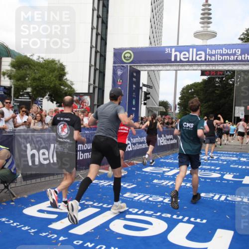 29.06.2025 - hella hamburg halbmarathon Michael Strokosch http://msf.ph/oto/8167400 29.06.2025 10:35:33 Ziel 1344, 1889, 4050, 5269, 10771, 15390, 15931, 15959, 16695, 16811, 17612, 17826, 19022 meine-sportfotos.de