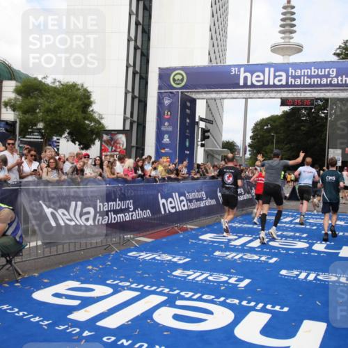 29.06.2025 - hella hamburg halbmarathon Michael Strokosch http://msf.ph/oto/8167445 29.06.2025 10:35:34 Ziel 1344, 1889, 4050, 5269, 10771, 15959, 16695, 16811, 17612, 17826, 19022 meine-sportfotos.de