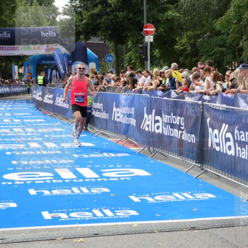 29.06.2025 - hella hamburg halbmarathon Zöllner http://msf.ph/oto/8167465 29.06.2025 10:18:07 Ziel 19072 meine-sportfotos.de
