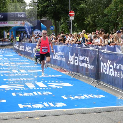 29.06.2025 - hella hamburg halbmarathon Zöllner http://msf.ph/oto/8167473 29.06.2025 10:18:07 Ziel 19072 meine-sportfotos.de