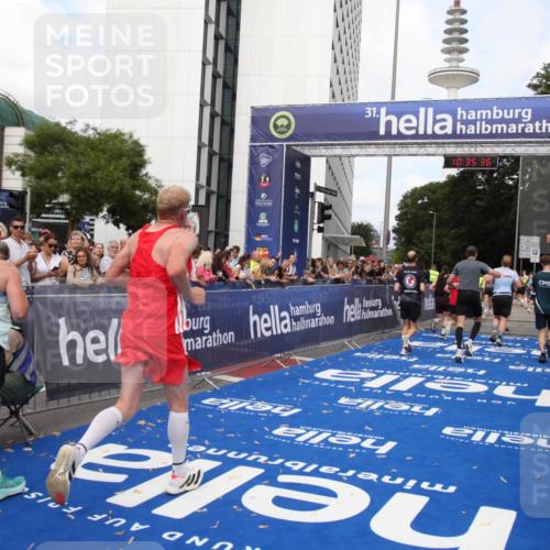 29.06.2025 - hella hamburg halbmarathon Michael Strokosch http://msf.ph/oto/8167478 29.06.2025 10:35:35 Ziel 1344, 1889, 4050, 5269, 10384, 10771, 15959, 16695, 16811, 17612, 17826, 19022 meine-sportfotos.de