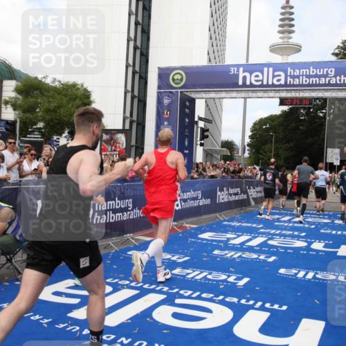 29.06.2025 - hella hamburg halbmarathon Michael Strokosch http://msf.ph/oto/8167496 29.06.2025 10:35:35 Ziel 1344, 1889, 4050, 5269, 10384, 10771, 15959, 16695, 16811, 17612, 17826, 19022 meine-sportfotos.de