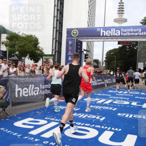 29.06.2025 - hella hamburg halbmarathon Michael Strokosch http://msf.ph/oto/8167512 29.06.2025 10:35:36 Ziel 1344, 1889, 4050, 5269, 10384, 10771, 15959, 16123, 16695, 16811, 17612, 17826, 19022 meine-sportfotos.de