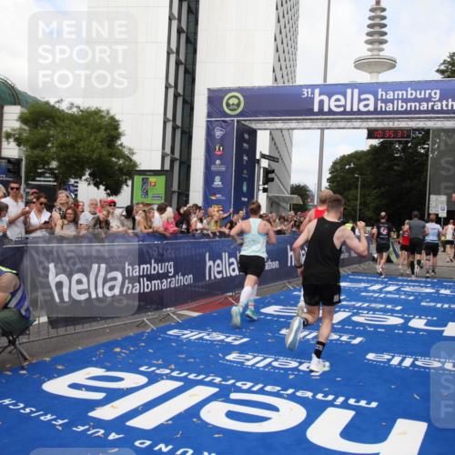 29.06.2025 - hella hamburg halbmarathon Michael Strokosch http://msf.ph/oto/8167528 29.06.2025 10:35:36 Ziel 1344, 1889, 4050, 5269, 10384, 10771, 15959, 16123, 16695, 16811, 17612, 17826, 19022 meine-sportfotos.de