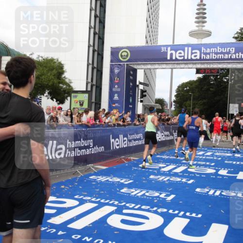 29.06.2025 - hella hamburg halbmarathon Michael Strokosch http://msf.ph/oto/8167614 29.06.2025 10:35:39 Ziel 1344, 4062, 5269, 10384, 14841, 16123, 16695, 17612, 17826, 18841 meine-sportfotos.de