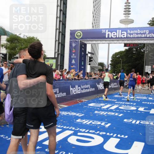29.06.2025 - hella hamburg halbmarathon Michael Strokosch http://msf.ph/oto/8167637 29.06.2025 10:35:39 Ziel 1344, 4062, 5269, 10384, 14841, 16123, 16695, 17612, 17826, 18841 meine-sportfotos.de