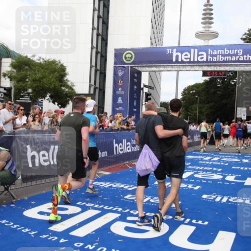 29.06.2025 - hella hamburg halbmarathon Michael Strokosch http://msf.ph/oto/8167694 29.06.2025 10:35:41 Ziel 4062, 5269, 10384, 14841, 16123, 16695, 17612, 17826, 18841 meine-sportfotos.de