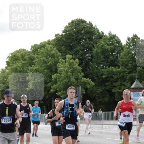 29.06.2025 - hella hamburg halbmarathon Jannik Wohlers http://msf.ph/oto/8167704 29.06.2025 10:21:04 Lombardsbrücke 1072, 1401, 2271, 2635, 2815, 3122, 3770, 3817, 3825, 3826, 4697, 4786, 5122, 5373, 5395, 5412, 5493, 5759, 6103, 6844, 7375, 7522, 7553, 7781, 8095, 8286, 8844, 9100, 9369, 9483, 9499, 9532, 9624, 10374, 10874, 10921, 11117, 11610, 12018, 12041, 12368, 13093, 13584, 13937, 14118, 14664, 15267, 15404, 15603, 15752, 15869, 16045, 16107, 16586, 17799, 17961, 17969, 18378, 18851, 19012 meine-sportfotos.de