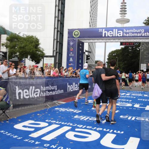 29.06.2025 - hella hamburg halbmarathon Michael Strokosch http://msf.ph/oto/8167749 29.06.2025 10:35:42 Ziel 4062, 5269, 10384, 12462, 12899, 14841, 16123, 17612, 17826, 18841 meine-sportfotos.de