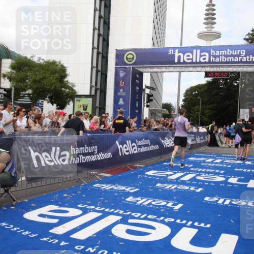 29.06.2025 - hella hamburg halbmarathon Michael Strokosch http://msf.ph/oto/8167977 29.06.2025 10:35:49 Ziel 12462, 12899, 16119 meine-sportfotos.de