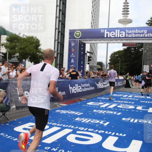 29.06.2025 - hella hamburg halbmarathon Michael Strokosch http://msf.ph/oto/8168003 29.06.2025 10:35:49 Ziel 12462, 12899, 16119 meine-sportfotos.de