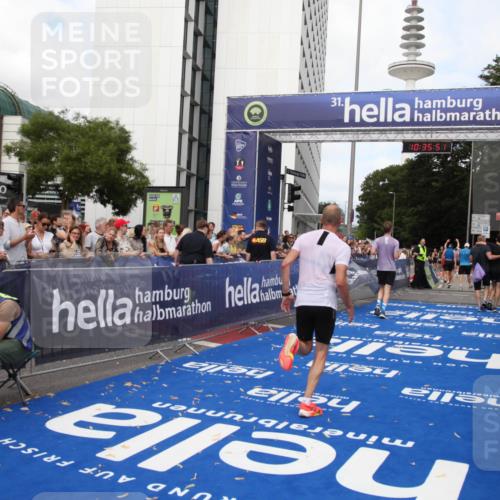 29.06.2025 - hella hamburg halbmarathon Michael Strokosch http://msf.ph/oto/8168022 29.06.2025 10:35:50 Ziel 3843, 12462, 12899, 16119 meine-sportfotos.de