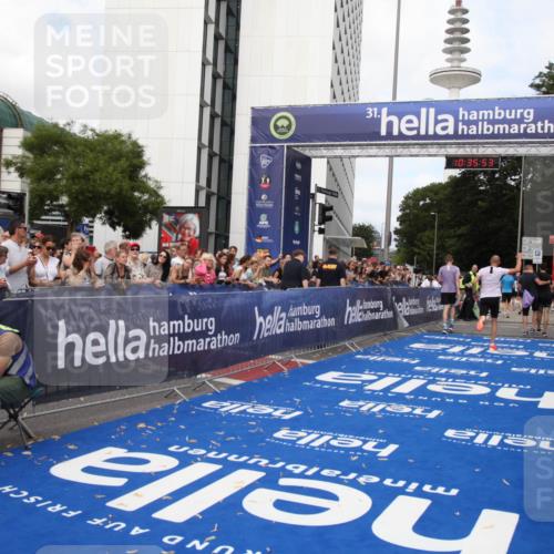 29.06.2025 - hella hamburg halbmarathon Michael Strokosch http://msf.ph/oto/8168121 29.06.2025 10:35:52 Ziel 3843, 13252, 15161, 16119 meine-sportfotos.de
