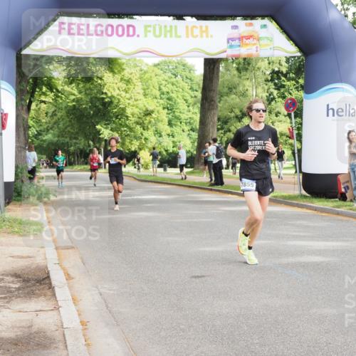 29.06.2025 - hella hamburg halbmarathon MichiJ http://msf.ph/oto/8168136 29.06.2025 10:14:34 Zwischen KM18-KM19 7331, 7855, 9269, 14753, 17614, 19041 meine-sportfotos.de