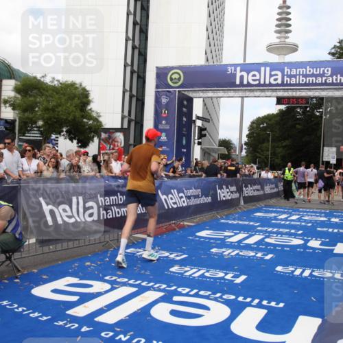 29.06.2025 - hella hamburg halbmarathon Michael Strokosch http://msf.ph/oto/8168142 29.06.2025 10:35:54 Ziel 3843, 13252, 15161, 16119 meine-sportfotos.de