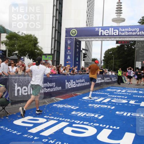 29.06.2025 - hella hamburg halbmarathon Michael Strokosch http://msf.ph/oto/8168150 29.06.2025 10:35:55 Ziel 3843, 13252, 15161 meine-sportfotos.de