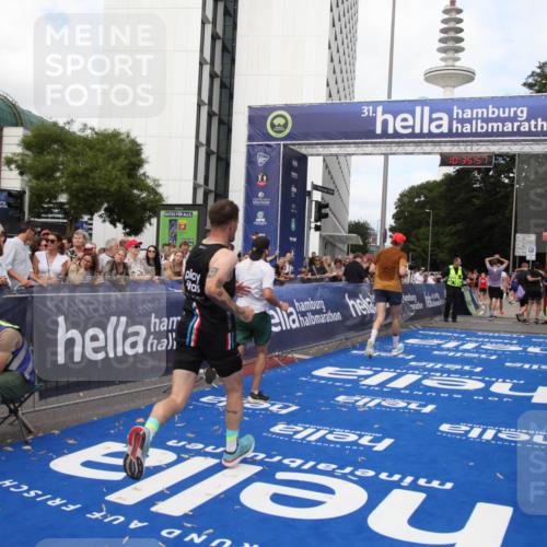 29.06.2025 - hella hamburg halbmarathon Michael Strokosch http://msf.ph/oto/8168168 29.06.2025 10:35:56 Ziel 3843, 13252, 15161 meine-sportfotos.de