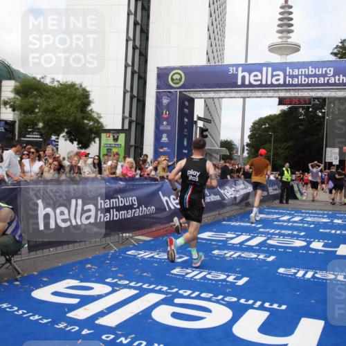 29.06.2025 - hella hamburg halbmarathon Michael Strokosch http://msf.ph/oto/8168185 29.06.2025 10:35:56 Ziel 3843, 13252, 15161 meine-sportfotos.de