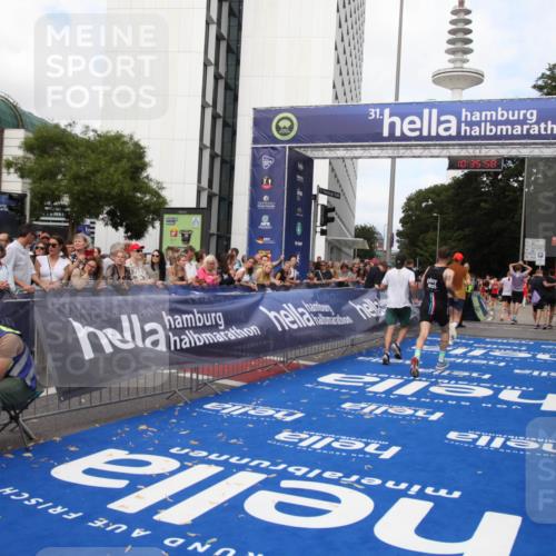29.06.2025 - hella hamburg halbmarathon Michael Strokosch http://msf.ph/oto/8168206 29.06.2025 10:35:57 Ziel 3843, 13252, 15161 meine-sportfotos.de