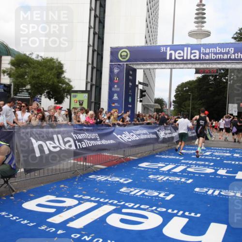 29.06.2025 - hella hamburg halbmarathon Michael Strokosch http://msf.ph/oto/8168219 29.06.2025 10:35:57 Ziel 3843, 13252, 15161 meine-sportfotos.de