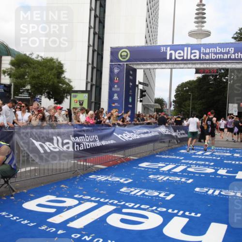 29.06.2025 - hella hamburg halbmarathon Michael Strokosch http://msf.ph/oto/8168244 29.06.2025 10:35:58 Ziel 3843, 13252, 15161 meine-sportfotos.de