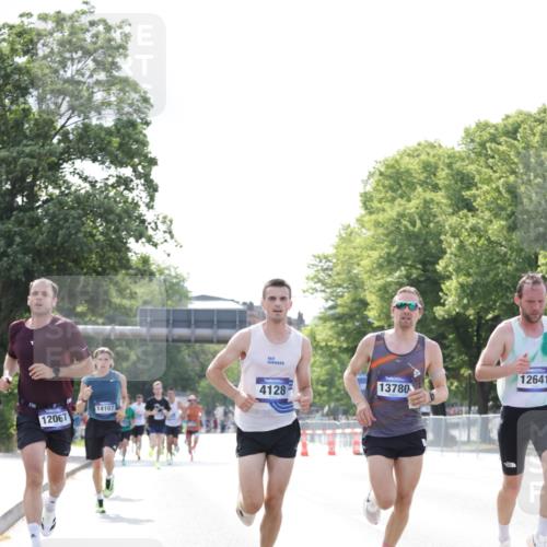 29.06.2025 - hella hamburg halbmarathon Jannik Wohlers http://msf.ph/oto/8168246 29.06.2025 09:41:17 Lombardsbrücke 2459, 4128, 4571, 7142, 9442, 10780, 11194, 12067, 12641, 13780, 14107, 16361, 16484, 17856 meine-sportfotos.de