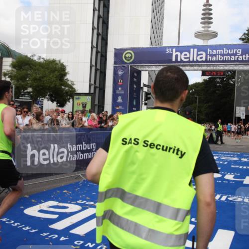 29.06.2025 - hella hamburg halbmarathon Michael Strokosch http://msf.ph/oto/8168262 29.06.2025 10:36:07 Ziel 2399, 9313, 10477, 12168, 12488, 13419, 14875, 17217, 18156, 18259 meine-sportfotos.de