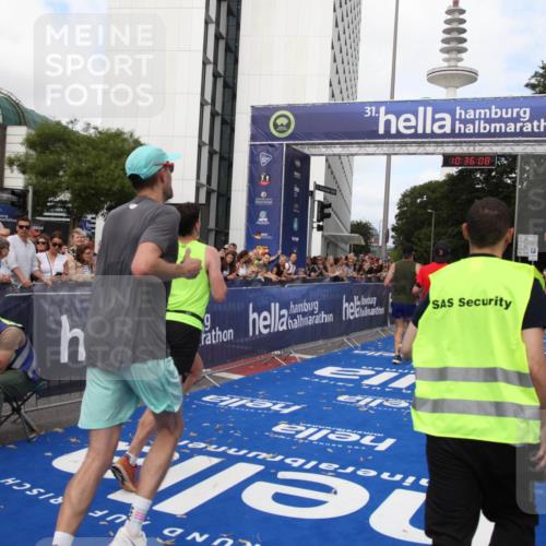 29.06.2025 - hella hamburg halbmarathon Michael Strokosch http://msf.ph/oto/8168285 29.06.2025 10:36:07 Ziel 2399, 9313, 10477, 12168, 12488, 13419, 14875, 17217, 18156, 18259 meine-sportfotos.de