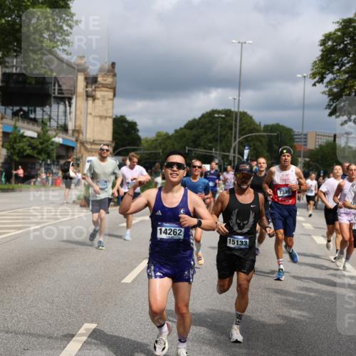 29.06.2025 - hella hamburg halbmarathon Yannick Fuchs http://msf.ph/oto/8168300 29.06.2025 10:40:54 20KM 1139, 2222, 2842, 3087, 4091, 4237, 4497, 4949, 5459, 6373, 6388, 6421, 6691, 6978, 7335, 8023, 8142, 8482, 8981, 9232, 9386, 9497, 9529, 9786, 9794, 10208, 10211, 11185, 11491, 11858, 12171, 12269, 12579, 12651, 12808, 12891, 13554, 13698, 13728, 13782, 13940, 14045, 14262, 14449, 14541, 14722, 15026, 15133, 15149, 15157, 15206, 15684, 15900, 16081, 16127, 16136, 16286, 16466, 16475, 17008, 17281, 17353, 17461, 17492, 17669, 17865, 17892, 18118 meine-sportfotos.de