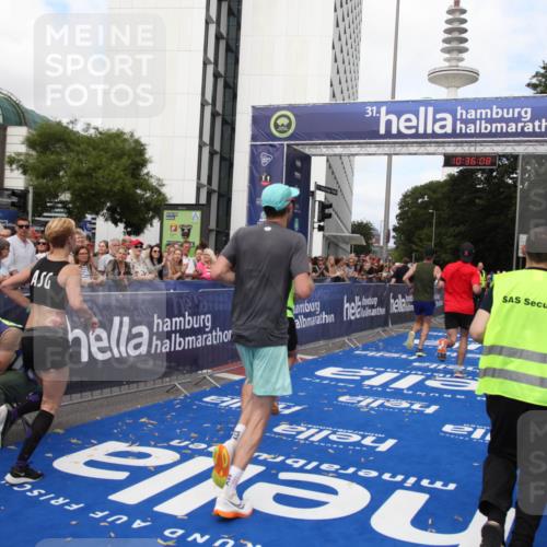 29.06.2025 - hella hamburg halbmarathon Michael Strokosch http://msf.ph/oto/8168304 29.06.2025 10:36:07 Ziel 2399, 9313, 10477, 12168, 12488, 13419, 14875, 17217, 18156, 18259 meine-sportfotos.de