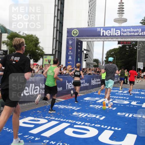 29.06.2025 - hella hamburg halbmarathon Michael Strokosch http://msf.ph/oto/8168358 29.06.2025 10:36:08 Ziel 2399, 6032, 9313, 10477, 12168, 12488, 13419, 14875, 17217, 18156, 18259 meine-sportfotos.de