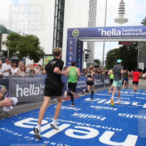 29.06.2025 - hella hamburg halbmarathon Michael Strokosch http://msf.ph/oto/8168389 29.06.2025 10:36:08 Ziel 2399, 6032, 9313, 10477, 12168, 12488, 13419, 14875, 17217, 18156, 18259 meine-sportfotos.de